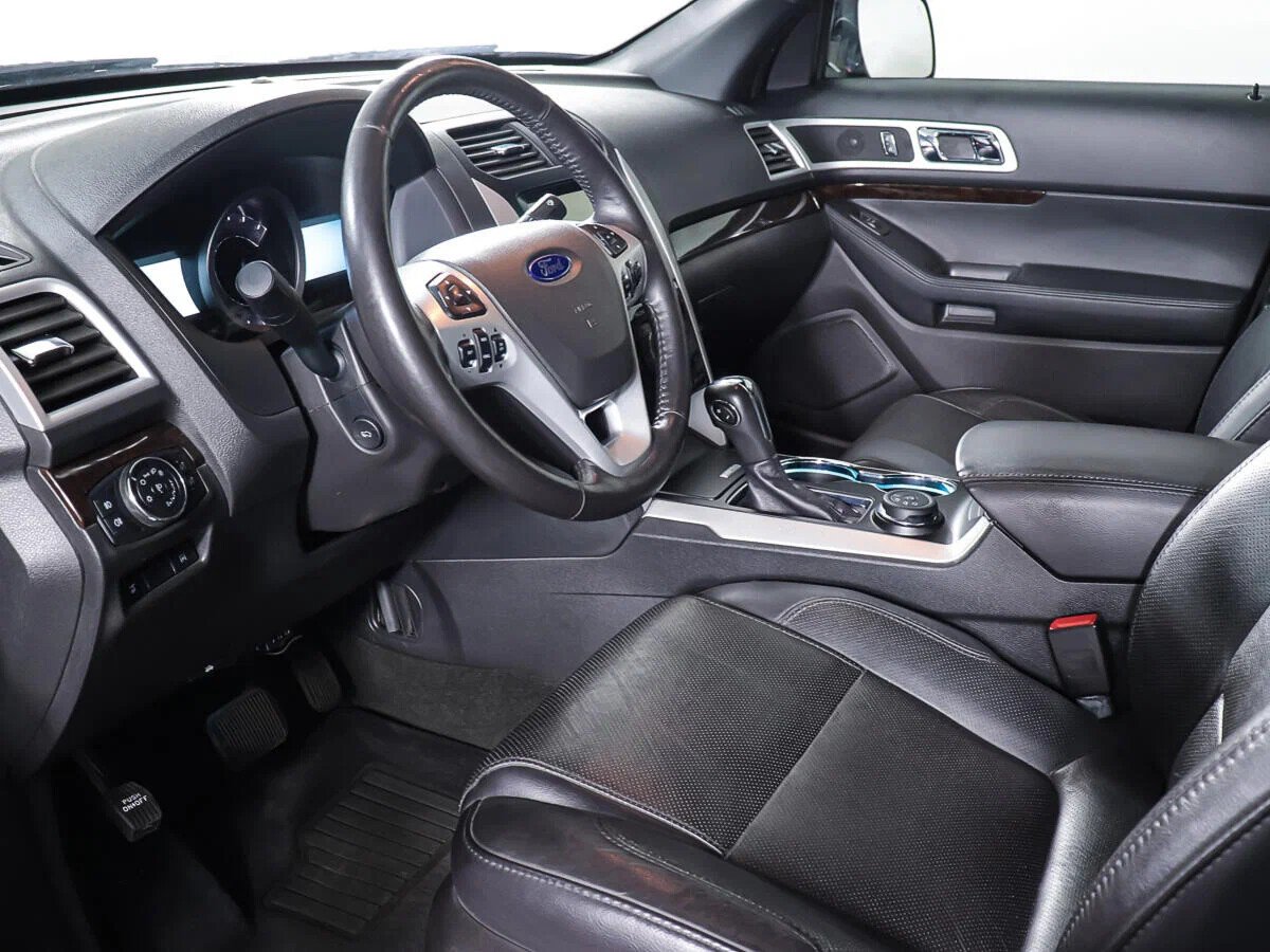 Ford Explorer, V