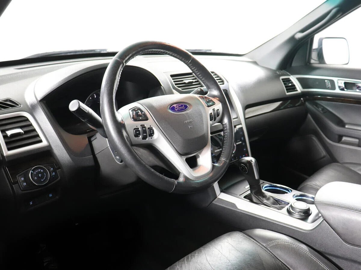 Ford Explorer, V