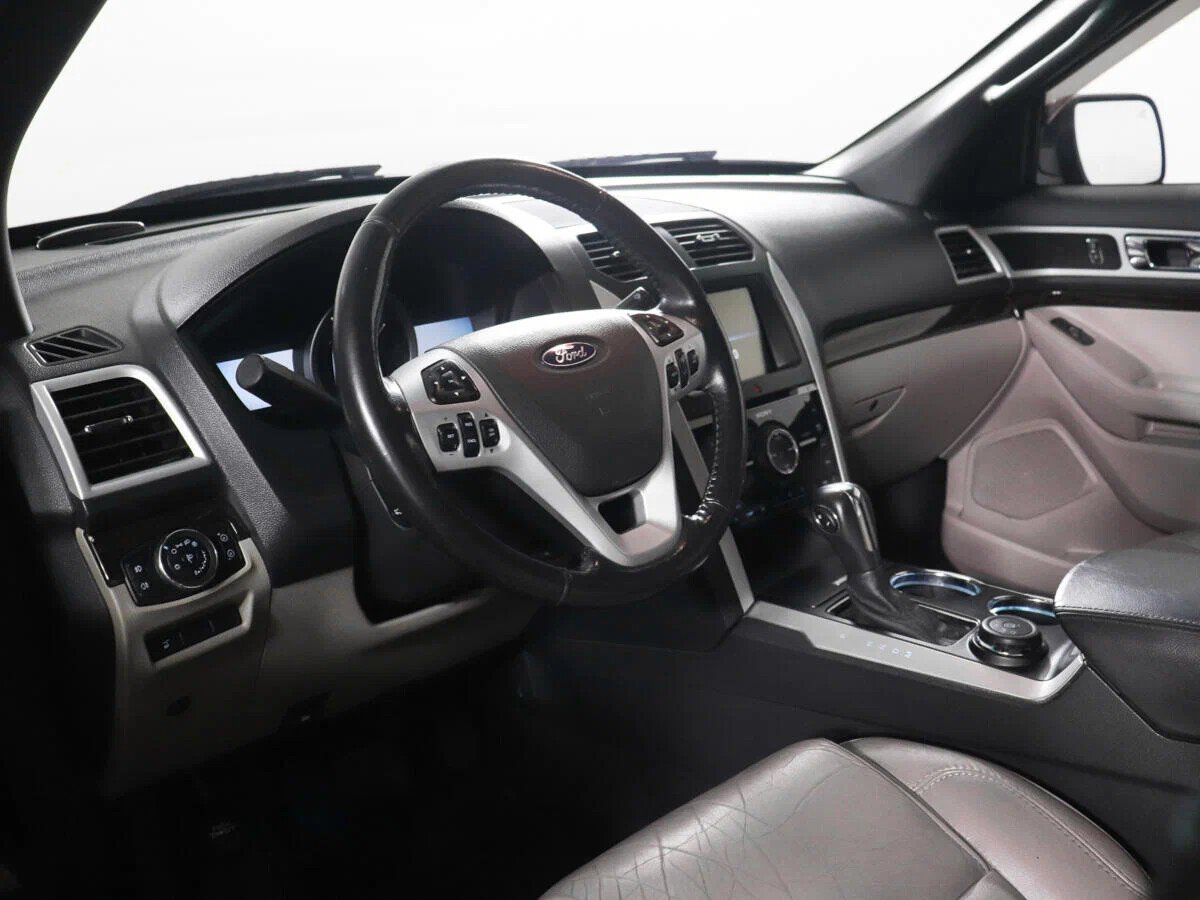 Ford Explorer, V