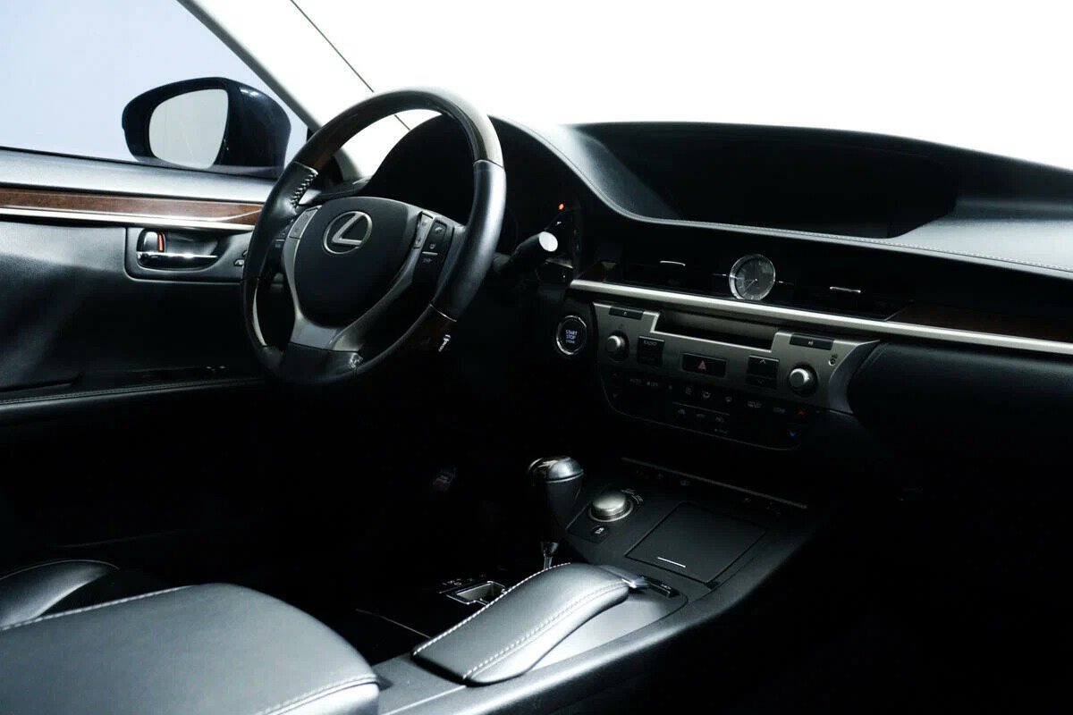 Lexus ES, VI