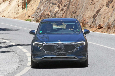 Электрический внедорожник Mercedes EQA Facelift проходит испытания