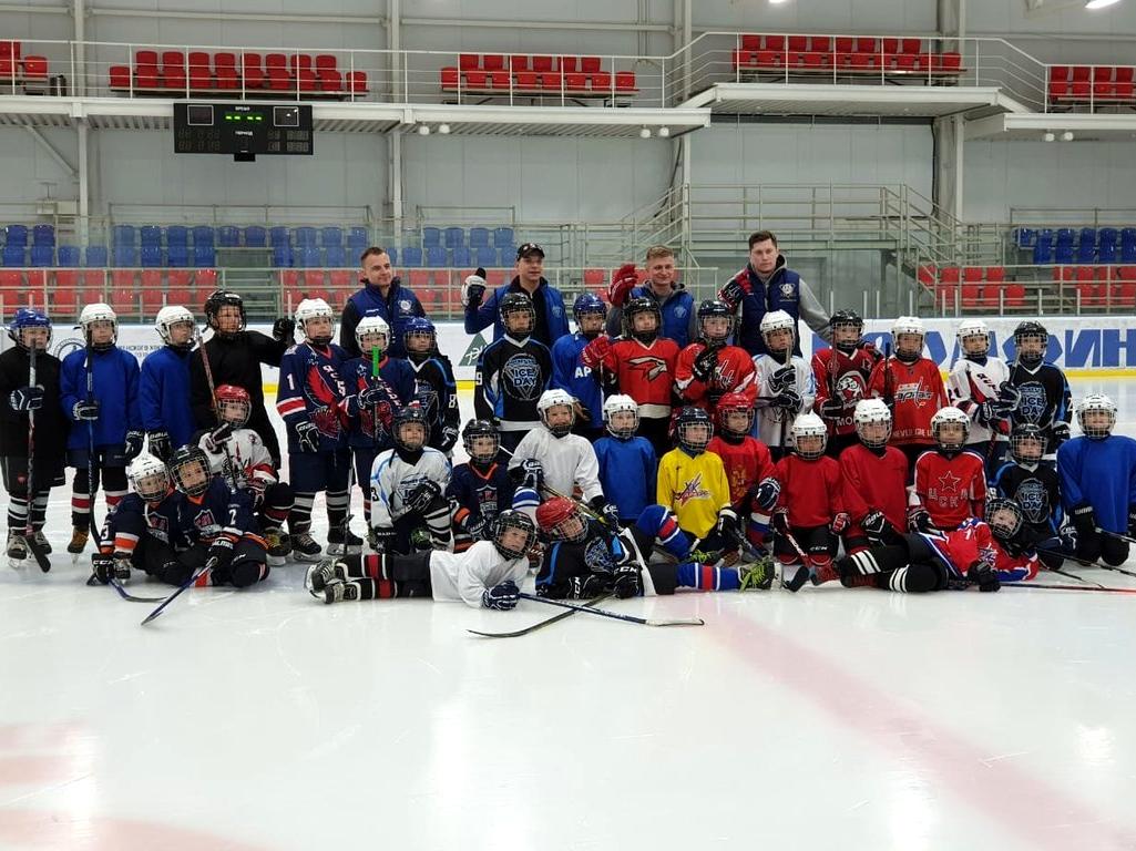 Школа хоккей в Москве. Секции хоккея для детей в Твери. Хоккей обучение. Обучение хоккею тренер с ребенком. Сайт хоккейной школы