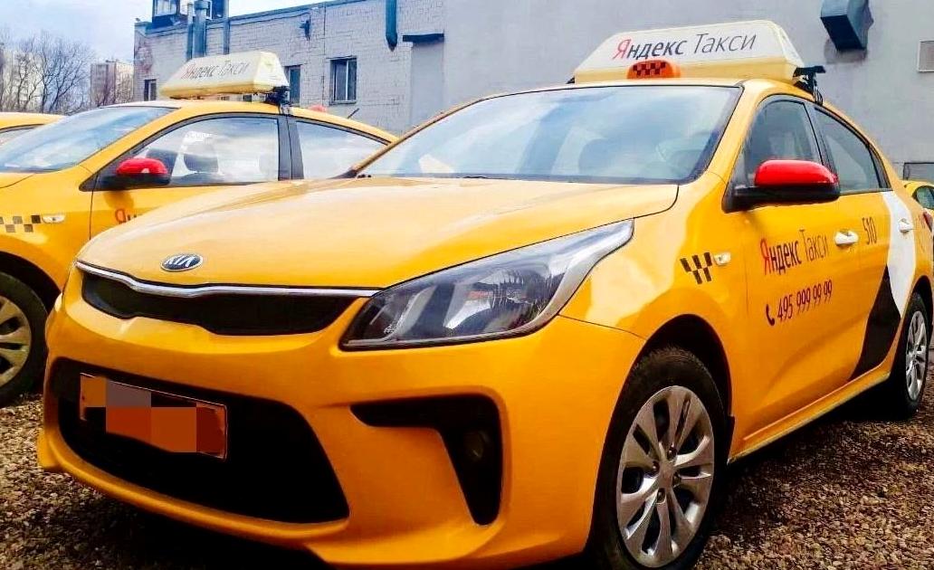 Аренда частных авто под такси. Киа Рио 2017 такси. Kia Rio 2017 Taxi. Желтый Киа Рио такси. Киа Рио под такси.