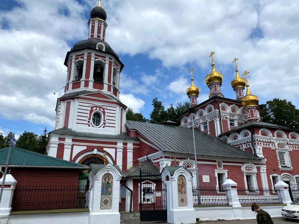 Измайлово церковь рождества. Церковь Рождества Христова в Измайлове. Рождественская Церковь в Измайлово. Церкои кладбище в Измайлово.