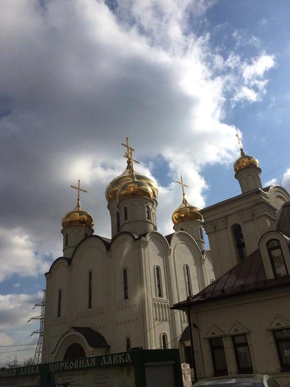 Храм митино пятницкое. Храм Всемилостивого Спаса в Митино. Храм Спаса Всемилостивого в Митино на закате.