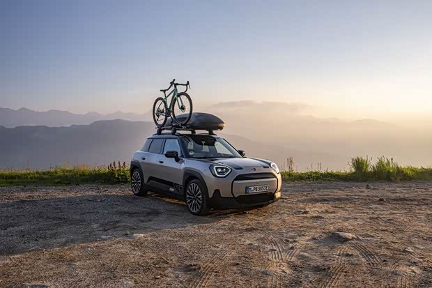 Электрический MINI ACEMAN E получил кастомный обвес, багажник на крыше и ретро-полосы — свежие официальные фото.