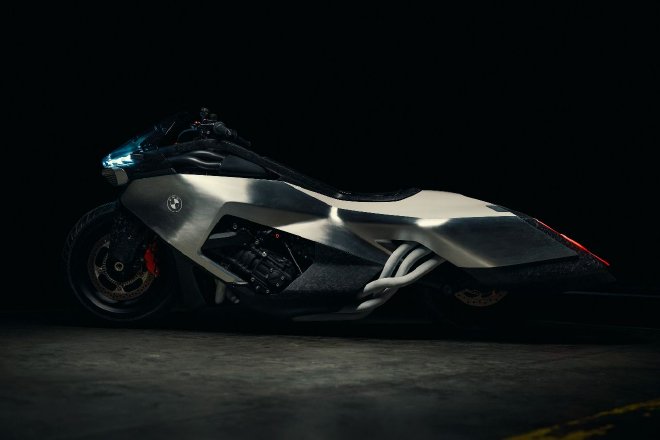 BMW Motorrad представила концептуальный мотоцикл Vision K18, который выражает свою дизайнерскую философию, сосредоточенную на скорости и динамике. Это событие произошло на выставке антикварных автомобилей Concorso d’Eleganza Villa d’Este в 2026 году в Эсс