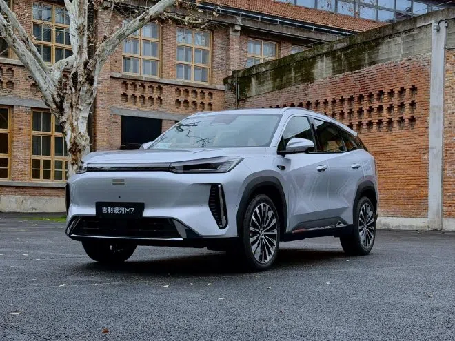 Глобальная модель Geely Galaxy M7 с пробегом в смешанном цикле 1730 км открывает предварительные продажи по цене от 20 300 долларов США.