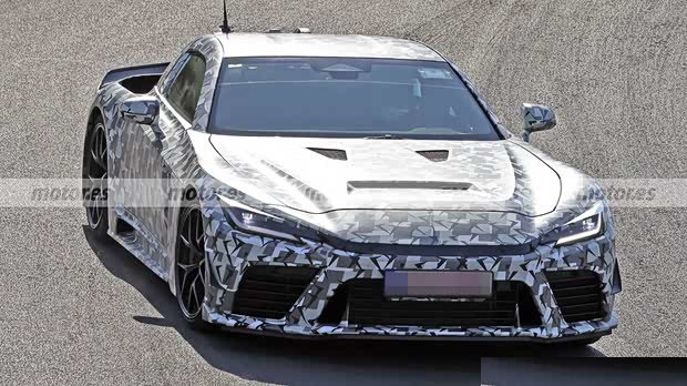 Toyota GR GT готовит Track Pack и GT3 Street: шпионские снимки двух версий для трека и дорог.