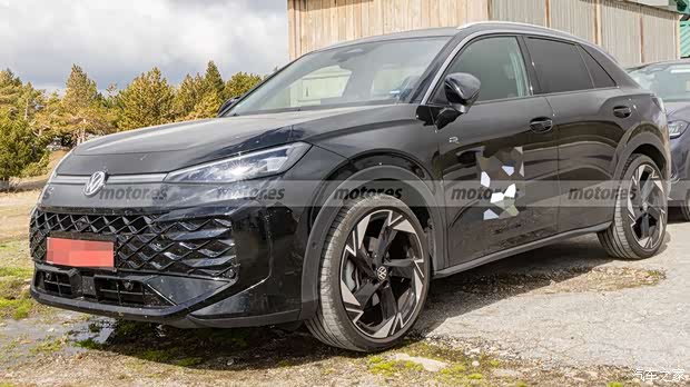 Появились шпионские фото Volkswagen T-ROC с полным приводом 4Motion, ожидается, что он будет оснащён 2.0T и 48V Mild Hybrid.