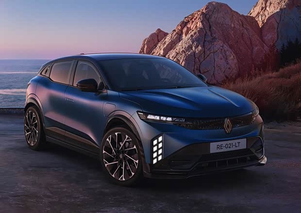 Опубликованы официальные изображения нового Renault Megane E-Tech с 12-дюймовым двойным экраном и интеграцией Google Gemini.