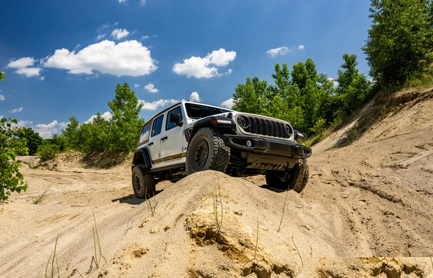 Jeep Wrangler Laredo: ретро-версия с подъёмом на 1 дюйм и шинами 35 дюймов — дань 80-м.