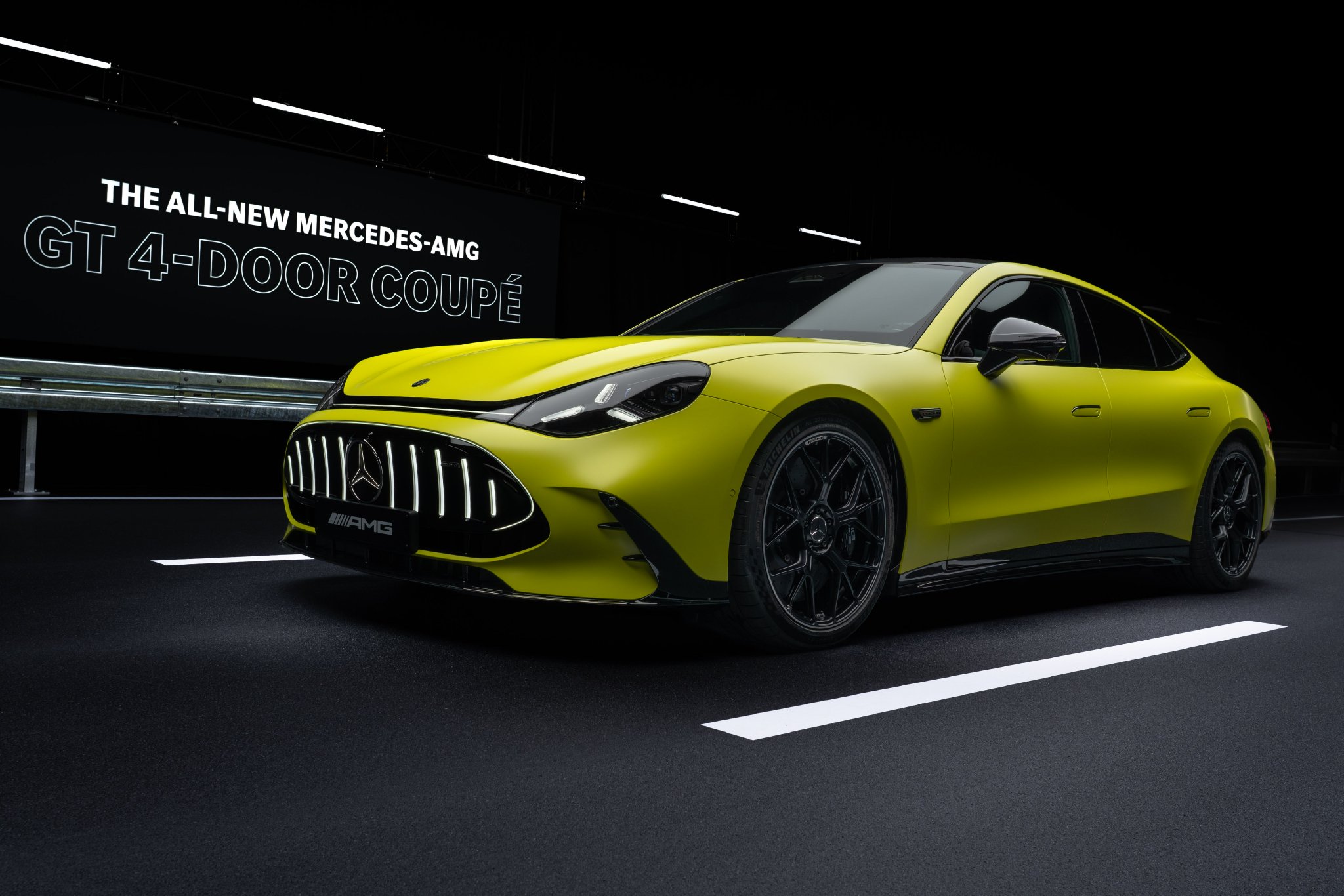 Полностью погруженный в технологии, новый Mercedes-AMG GT высокопроизводительный четырехдверный спортивный автомобиль дебютировал на мировой арене.