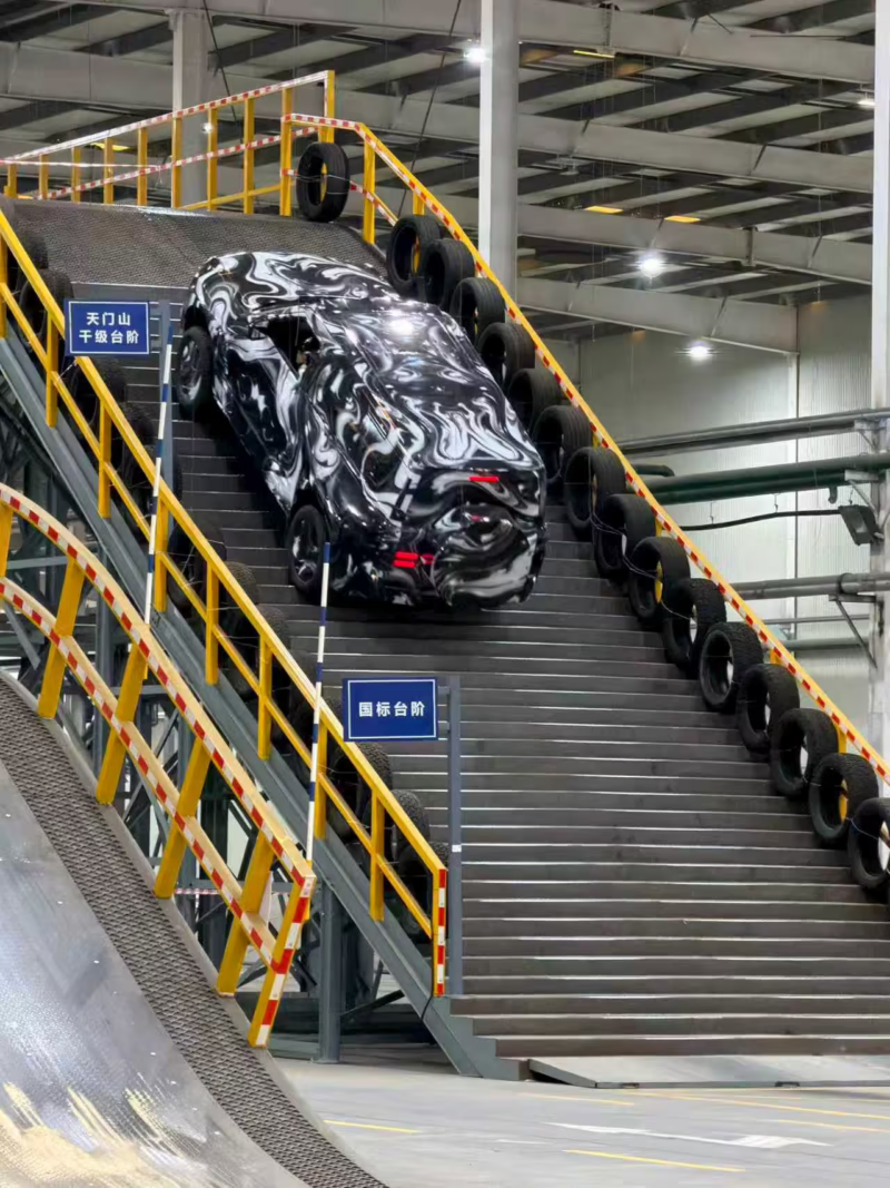 Yangwang U8 от BYD покоряет горный подъем, смоделированный в лаборатории, в просочившемся тестовом видео
