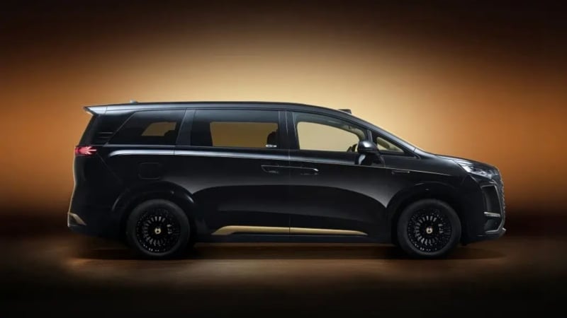 BYD Denza D9 представил вариант цвета «Тёмное золото» по цене 4 415 долларов США.