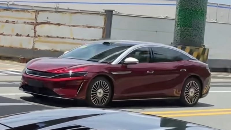 BYD Da Han оснащается массивной батареей весом 725,9 кг, ёмкостью 102,3 кВт·ч и запасом хода 1 008 км.