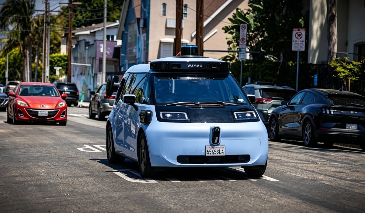 Роботакси Zeekr выходят на улицы Америки: сеть Waymo расширяется до 14 городов
