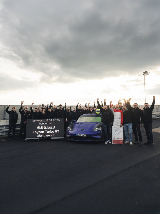 Porsche Taycan Turbo GT обновил рекорд круга для серийных электромобилей на Нюрбургринге, показав время 6 минут 55,533 секунды.