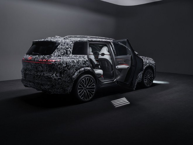 Официально представлено интерьер Audi Q9 с роскошным третьим рядом.