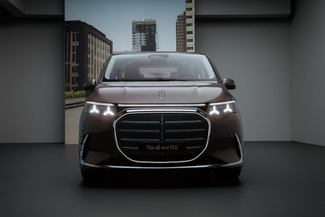 Полностью новый Mercedes-Benz электрический VLE дебютировал на мировой арене. Этот автомобиль стал первой моделью, созданной на основе модульной, гибкой и расширяемой архитектуры нового MPV, предлагая гибкую компоновку пространства и цифровые взаимодейств