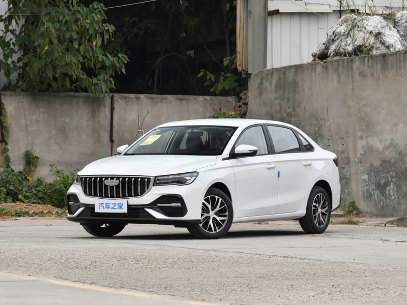 Geely представила Emgrand 2027 года с 12,8-дюймовым экраном и камерой 540° по цене от 8 400 долларов.