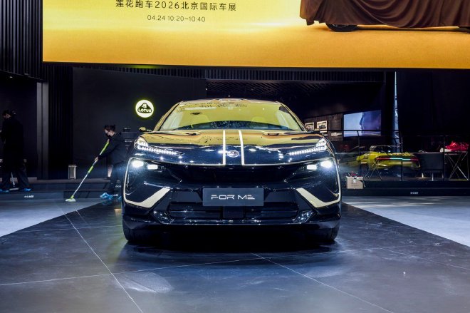 2026 Пекинский автосалон: лимитированная версия Lotus For Me в черно-золотом цвете.