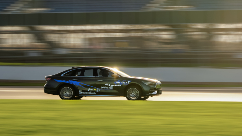 Китайский седан Geely Starshine 7 проехал на трассе Формулы-1 в Сильверстоуне