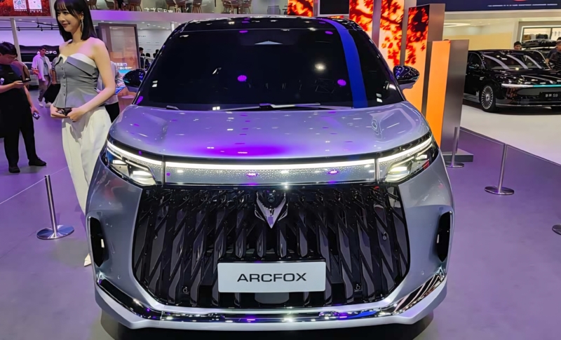 Arcfox представил первый в мире минивэн с каркасом безопасности и магнитореологической адаптивной системой подвески