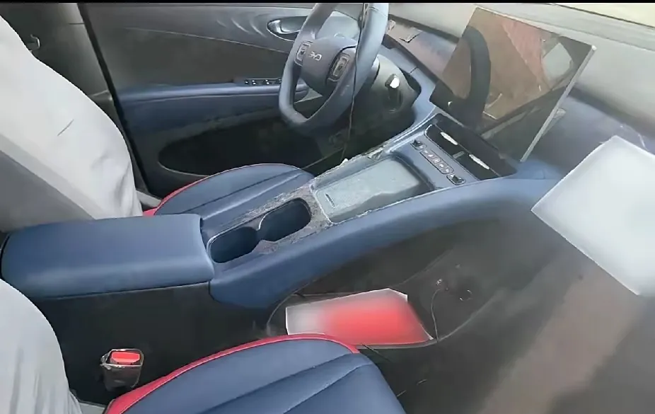 Новый салон BYD Seagull рассекречен: крупная центральная консоль и один большой экран.