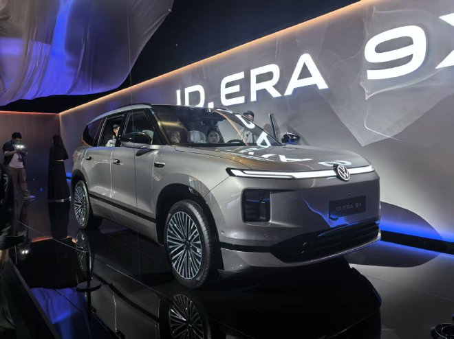 С предзаказом от 329,800 юаней, SAIC Volkswagen ID.ERA 9X официально стартует в продажу. 30 марта 2026 года начнется предзаказ на новый SUV, который является крупнейшим в линейке Volkswagen, первой моделью с увеличенной дальностью хода от SAIC Volkswagen 