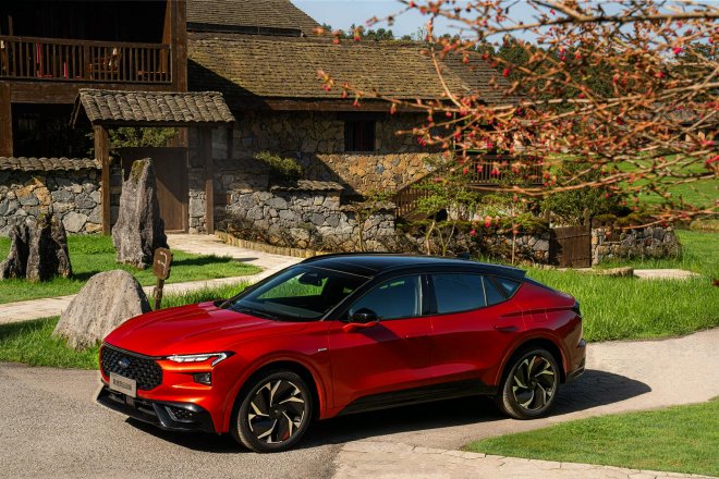 Новая версия спортивного Ford Mondeo поступила в продажу по цене от 209800 до 229800 юаней.