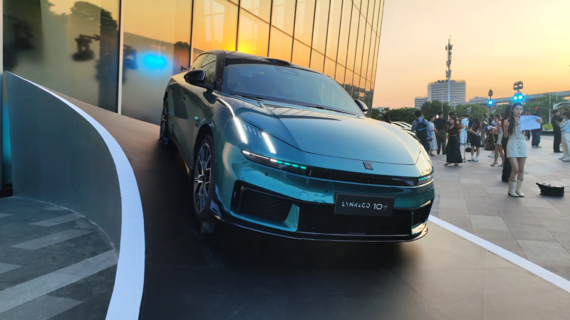 Lynk & Co 10 серия стартует в Китае: скорость зарядки превосходит Flash Charging от BYD, цена от 25 000 долларов США