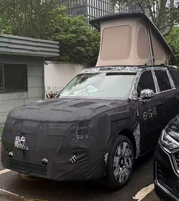 Xiaomi представит увеличенный SUV YU7 с крытым палаточным модулем и надувным матрасом для комфортного отдыха на природе.
