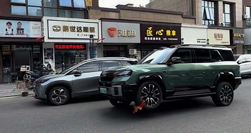 BYD FCB Bao 8, похоже, движется на трех колесах с прикрепленным противоугонным устройством