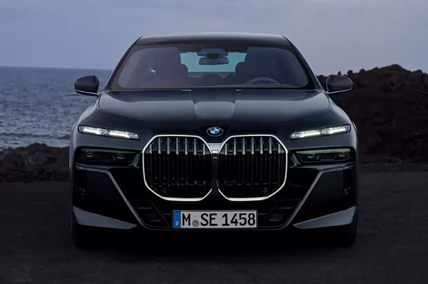 BMW ALPINA представила обновления для 7-й серии и X7, заполняя нишу между премиум и люксовым сегментом, что может быть интересно российским автолюбителям.