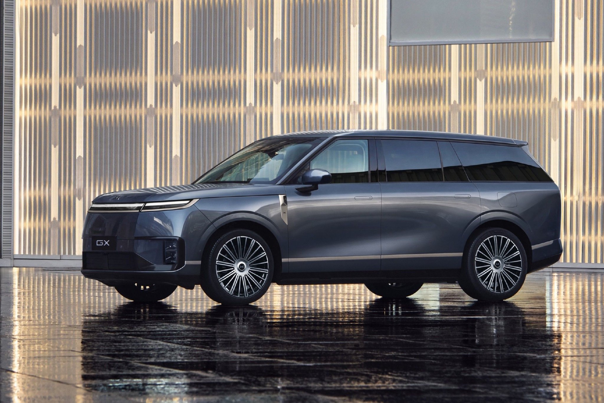 Полноразмерный SUV Xpeng GX, ориентированный на эпоху L4, стартует с предзаказа по цене 399,800 юаней. 15 апреля 2026 года Xpeng Motors представит свой первый флагманский SUV — Xpeng GX, который будет доступен в двух версиях: полностью электрической и с с