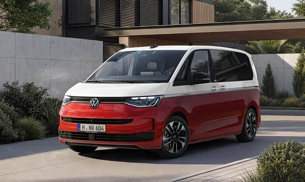 Volkswagen представил официальные изображения нового T7 с оригинальным кемпинговым верхом — обновление классической модели для любителей путешествий.