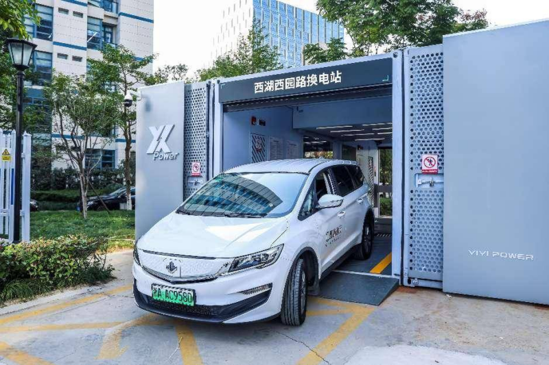 Geely инвестирует в Nio, чтобы запустить электромобили, совместимые с ее сетью замены батарей.