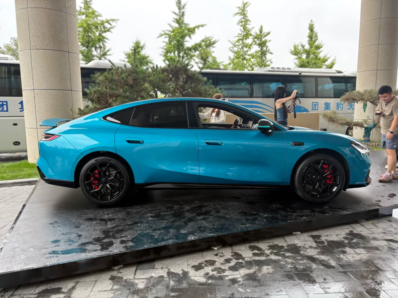Geely Galaxy TT Ultra с первой в мире 16-в-1 электрической трансмиссией открывает предзаказы.