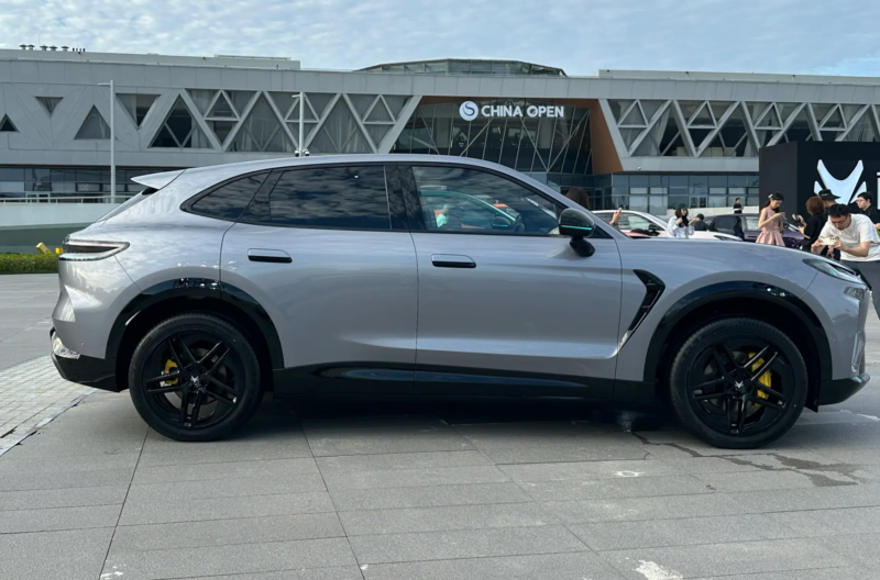 ArcFox Alpha T7: «Сяоми YU7 за полцены» от BAIC собрал 30 000 заказов за 60 минут