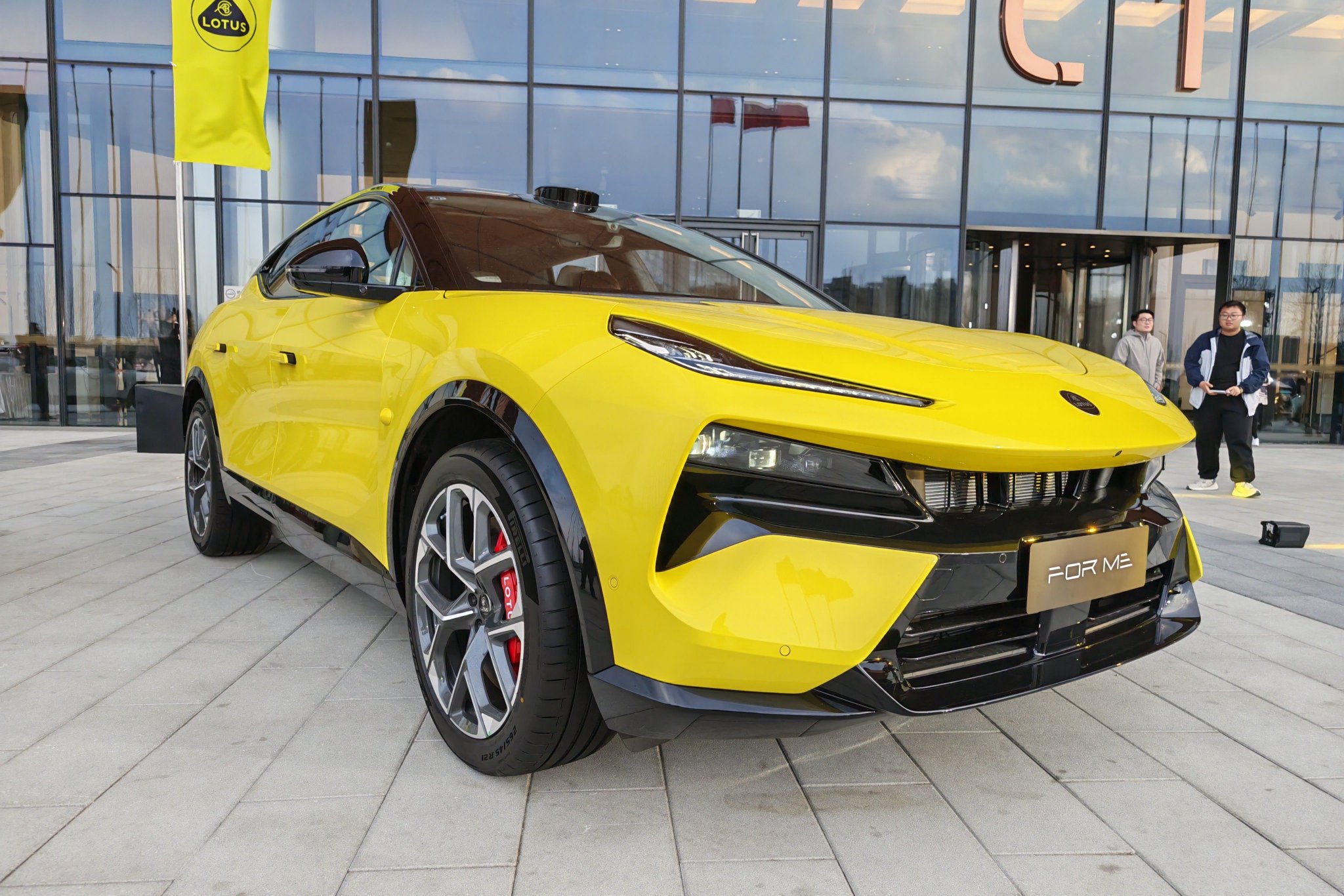 Полностью новый Lotus For Me официально представлен по цене от 508,000 юаней. 29 марта Lotus For Me был официально запущен, версия For Me стоит от 508,000 юаней, а версия For Me SE - от 558,000 юаней. При предзаказе до 30 июня, депозит в 20,000 юаней буде