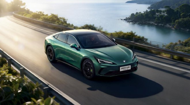 Компания Jihu представила официальные изображения нового автомобиля Alpha S5, который начнет предзаказ 1 марта. В этом релизе представлены детали о дизайне, интерьере и силовой установке автомобиля. Ранее модель была показана вместе с артисткой Чэнь Яньси