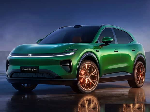 Changan Qiyuan Q06: запас хода до 700 км, потолочный экран для задних пассажиров — официальные фото интерьера и старт продаж в сентябре.