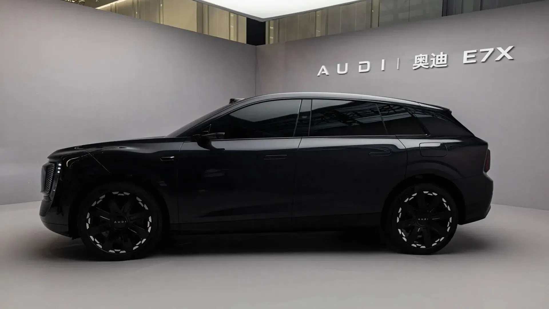 Электрический внедорожник AUDI E7X дебютирует на официальном сайте, разгон до 100 км/ч за 3,97 с и аккумулятор CATL мощностью 109 кВтч.
