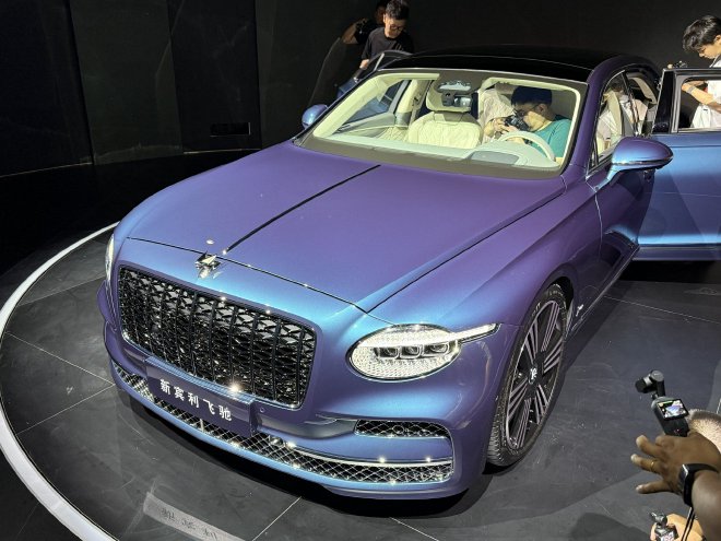 Новая эпоха для суперлюксовых брендов: обзор нового Bentley Flying Spur.
