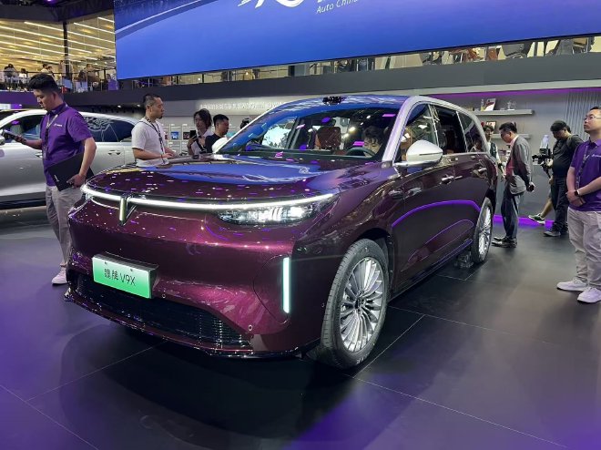 2026 год, Пекин: на автосалоне представили новый SUV Вей V9X. Этот автомобиль создан на платформе "Гуйюань S" и позиционируется как крупный шестиместный внедорожник. Под капотом у него 2.0T гибридная силовая установка с электрическим запасом хода до 470 к