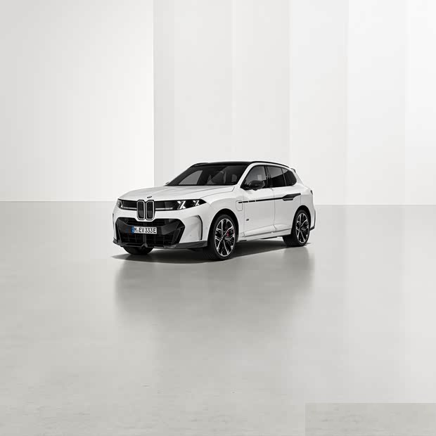 BMW показала новый M-пакет для X5 и iX5: 23-дюймовые диски и карбоновые элементы.