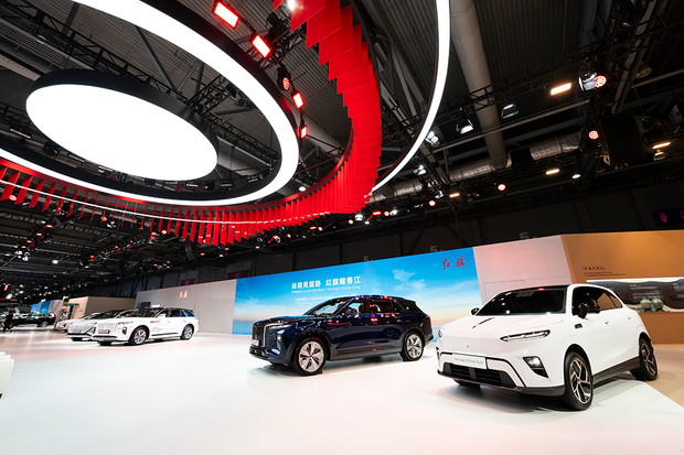 Бренд Hongqi представил три модели праворульных автомобилей на автосалоне в Гонконге и планирует выпустить не менее шести праворульных моделей для зарубежного рынка в ближайшие три года.