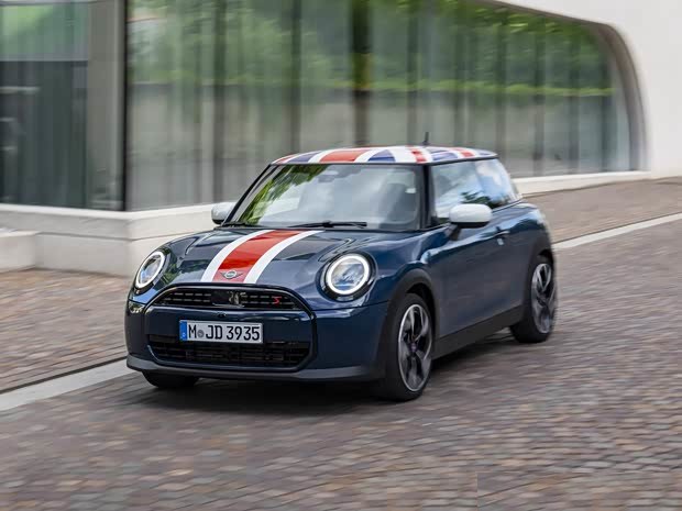 MINI Cooper Oxford Edition: официальные изображения специальной версии с уникальным дизайном.