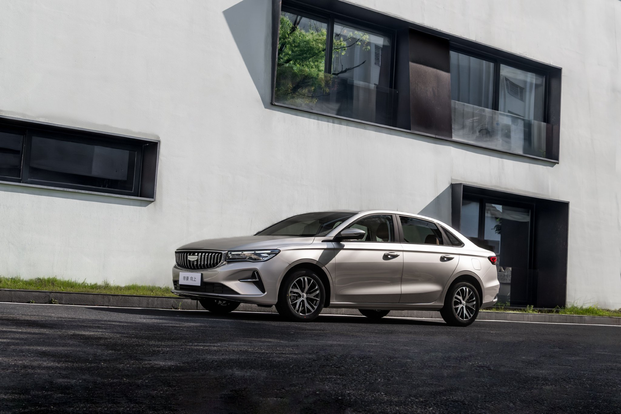 Группа компаний Geely официально представила новую серию автомобилей Emgrand, стартовая цена которых составляет 55,900 юаней. С 24 мая 2023 года в продаже доступны автомобили по специальной цене от 55,900 до 64,900 юаней, при этом до 30 июня 2023 года пок